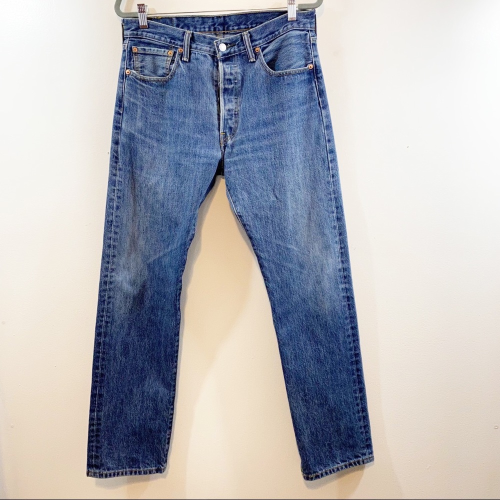 Levi 501 Mens Medium Wash Button fly Straight leg Jeans